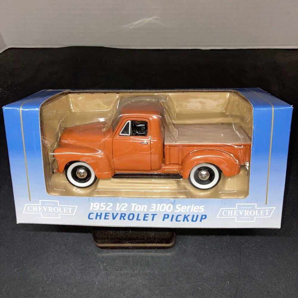 LIBERTY CLASSICS -1952 Chevrolet Pickup 3100 series Case IH Die Cast Metal Bank